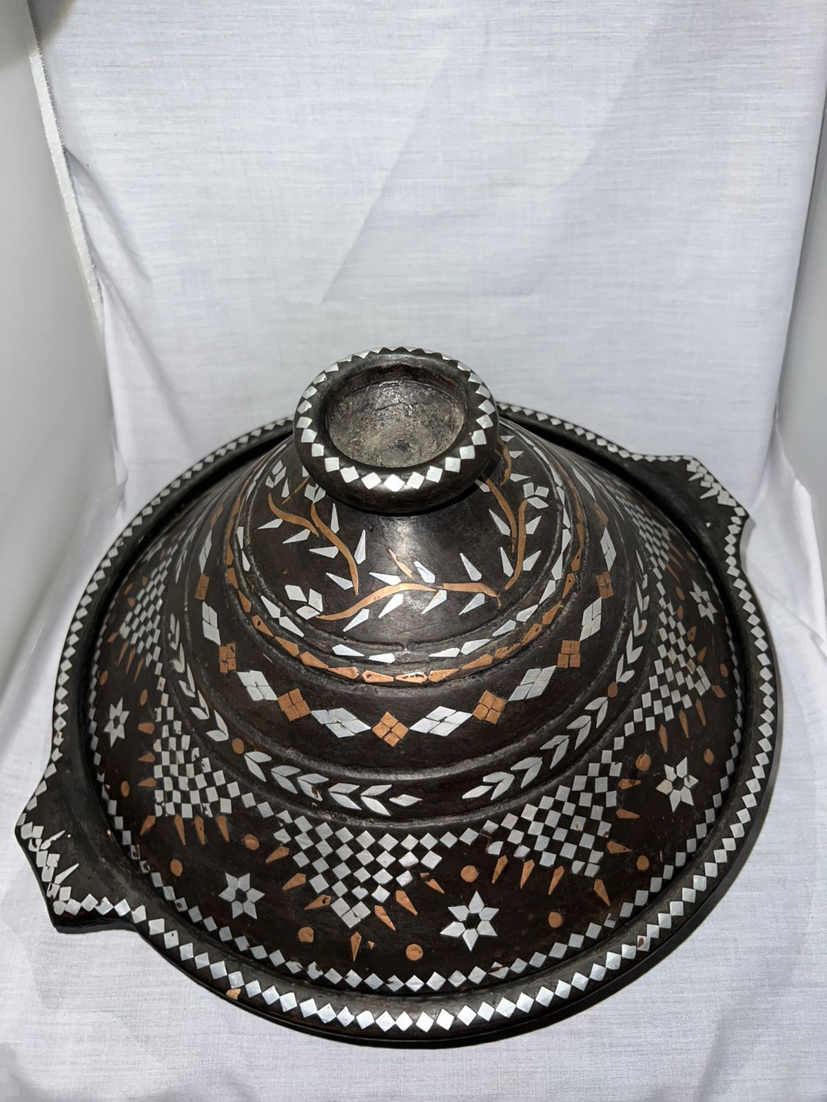 Handcrafted Moroccan Metal Tajine with Intricate Inlay Design – Image 3